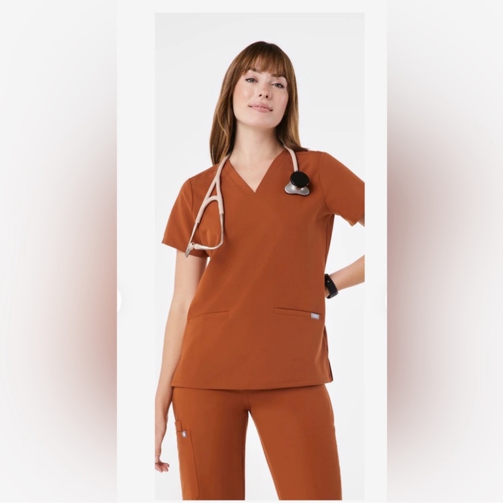 FIGS Casma Three-Pocket Scrub Top in Dirty Chai Size Large